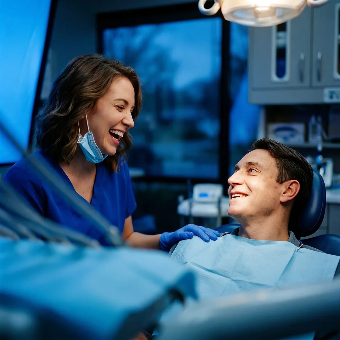 Dentista sorrindo com paciente na cadeira do consultório